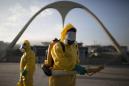 ARCHIVO - En esta foto de archivo del 26 de enero de 2016, trabajadores sanitarios fumigan el Sanbódromo en Río de Janeiro para combatir el mosquito Aedes aegypti, transmisor del zika. (AP Foto/Leo Correa)