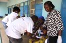 Trabajadores médicos toman una muestra de sangre a un niño en un centro de salud en Gusai, Nigeria, el miércoles 9 de junio de 2010, debido a que presenta envenenamiento por plomo. Un total de 28 menores han muerto en una aldea del centro-oeste de Nigeria debido a envenenamiento de plomo a causa de la minería ilegal de oro, en tanto que los médicos atienden a miles más de una intoxicación similar previo. (AP Foto/Sunday Alamba)