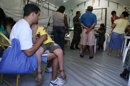 El dengue se trasmite por la picadura del mosquito "aedes aegypti" y provoca fiebres altas, dolor de cabeza, vómitos y erupciones en la piel y puede ser mortal en su modalidad hemorrágica.En la imagen, varias personas con síntomas de haber sido infectadas por el dengue acuden a un hospital militar de campaña, el pasado 31 de marzo de 2008, en el sector de Barra da Tijuca en Río de Janeiro (Brasil). EFE/Archivo