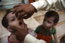Un miembro de sanidad administra la vacuna de la polio a un niño durante la campaña nacional de tres días de duración contra la polio en Karachi, Pakistán, hoy. EFE