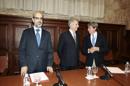 Daniel Hernández Ruipérez (i), el director del Departamento de Medicina y padrino del acto, Juan Jesús Cruz, (d) acompañando a Tabaré Vázquez (c), ex presidente de Uruguay y candidato a las elecciones presidenciales del 26 de octubre, con motivo de su investidura como doctor "honoris causa" por la Universidad de Salamanca. EFE