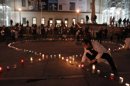 Integrantes de la Plataforma contra la privatización de los centros de Atención Primaria han organizado un "lazo de velas" contra el Plan de Sostenibilidad de la Comunidad, esta tarde en la explanada del Museo Reina Sofía de Madrid. EFEIntegrantes de la Plataforma contra la privatización de los centros de Atención Primaria han organizado un "lazo de velas" contra el Plan de Sostenibilidad de la Comunidad, esta tarde en la explanada del Museo Reina Sofía de Madrid. EFE
