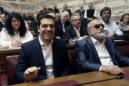 El primer ministro griego y líder del partido izquierdista Syriza, Alexis Tsipras (i), junto al ministro griego de Sanidad y Asuntos Sociales, Kurublis (d). EFE/Archivo