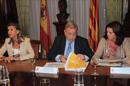 El secretario de estado de Administraciones Públicas, Antonio Beteta, acompañado de la delegada del Gobierno en Cataluña, María de los Llanos (i), y la secretaria general de Coordinación de Autonómica y Local ,Rosa Navarro Heras(d), durante la reunión que han mantenido esta tarde en la Delegación del Gobierno en Barcelona con los representantes de los farmacéuticos catalanes para abordar el pago a estos de los medicamentos que se les adeuda. EFE