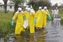 Un grupo de sanitarios traslada el cadaver de un hombre fallecido a consecuencia del ébola en Liberia. EFE/Archivo