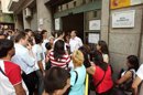Inmigrantes hacen cola ante una oficina de la Seguridad Social en Madrid. EFE/Archivo