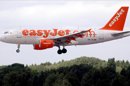 Foto de archivo tomada el 11 de agosto de 2005 de un avión Airbus A319 de la aerolínea de bajo coste easyJet en el aeropuerto Fuhlsbüttel en Hamburgo (Alemania). EFE/Archivo