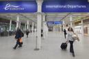 Pasajeros hoy en la estación Eurostar en San Pancras, en Londres. El gobierno británico ha anunciado un plan para el control del ébola a todas las personas que entren al Reino Unido por los aeropuertos de Heathrow y Gatwick además de las estaciones de tren y Eurostar. EFE