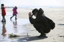 Un hombre reza por las víctimas del terremoto, el tsunami y la crisis nuclear en Sendai, en la prefectura de Miyagi, Japón. EFE/Archivo