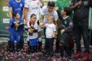 El jugador brasileño del Barcelona de España Neymar Jr. (2d) en un acto de la Asociación de Asistencia de Niños Deficientes (AACD), este 7 de julio de 2015 en Praia Grande (Brasil). EFE