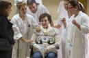 Teresa Romero, celebra con personal médico al ser dada de alta del Hospital Carlos III de Madrid, el 5 de noviembre de 2014, tras recuperarse del ébola. (Foto AP/Andres Kudacki)