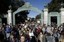 Estudiantes marchan por la puerta Sather durante una protesta contra el alza a las tarifas de enseñanza en la Universidad de California en Berkeley, el lunes 24 de noviembre de 2014. El sistema de la UC anunció el viernes 6 de febrero de 2015 que para 2017 todos sus alumnos tendrán que estar vacunados contra el sarampión y otras enfermedades. (AP Foto/Jeff Chiu)