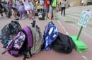 Las mochilas de varios escolares en el patio de un colegio de Valencia. EFE/Archivo