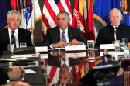 El mandatario estadounidense, Barack Obama (c), el presidente del Estado Mayor Conjunto, general Martin Dempsey (d), y el secretario de Defensa, Chuck Hagel (i), se reúnen con líderes militares en el Pentágono, en Arlington, Virginia (EE.UU.) este 8 de octubre de 2014. EFE