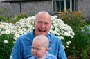 Bush padre se rapa la cabeza en apoyo a un niño con leucemia