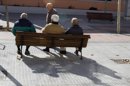 Según Hebert Tenembaum, director del programa de salud mental del Ministerio de Salud de Uruguay, la edad (mayores de 65 años) es un factor que afecta la tasa global de suicidios. En la imagen, un grupo de ancianos sentados en un banco. EFE/Archivo