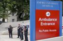 Agentes de policía bloquean la entrada al Hospital Universitario Emory en Atlanta (Georgia), donde es tratada Nancy Writebol. EFE/Archivo