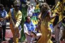 El alcalde de Río de Janeiro, Eduardo Paes (c), baila con la segunda princesa, Uillana Adães (d), tras entregar la lave de la ciudad al "Rey Momo" (i) del carnaval de Río de Janeiro, lo que representa la apertura oficial del evento. EFE