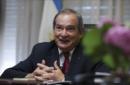 BAS03. BUENOS AIRES (ARGENTINA), 05/01/2016.- El ministro argentino de Salud, Jorge Lemus, habla durante una entrevista con Efe este lunes, 4 de enero de 2016, en su despacho ministerial en Buenos Aires (Argentina). Lemus aseguró que el nuevo plan sanitario que implementará su gabinete busca brindar "cobertura universal" a la ciudadanía gracias a un sistema "más integrado" y "eficiente" que reduzca costes actuales "altísimos". EFE/David Fernández