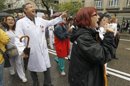 Trabajadores del Hospital Universitario de La Princesa de Madrid protestan hoy en la calle contra la medida anunciada por el Gobierno regional el pasado día 31 por la que dejará de ser un hospital general y será reconvertido en un geriátrico. EFE