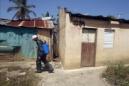 Imagen de archivo de un hombre fumiga frente a casas que habían sido inundadas por la tormenta Isaac, en el barrio La Barquita en Santo Domingo (República Dominicana), como control de las enfermedades endémicas, con énfasis en dengue, cólera, malaria, leptospirosis y rabia. EFE/Archivo
