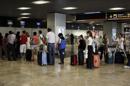 Varios viajeros hacen cola en un mostrador de facturación de maletas en el aeropuerto de Barajas. EFE/Archivo