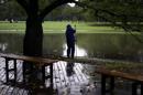 Un hombre coloca una valla alrededor de un estanque en el parque Yoyogi en Tokio (Japón). El estanque va a ser vaciado para evitar la proliferación de mosquitos en la zona, debido al brote de dengue. EFE