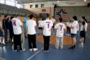 El exjugador de balonmano Óscar Perales, durante un entrenamiento con varios jóvenes que forman parte del proyecto inclusivo del Club Handvall con personas con Trastorno del Espectro Austista (TEA), hoy en Valladolid. EFE