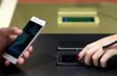 Dos personas con teléfonos móviles. EFE/Archivo