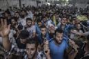 Varios hombres palestinos transportan los cuerpos sin vida de cuatro niños muertos en un bombardeo naval isralí en el puerto de Gaza, en Gaza. EFE