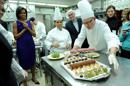 Fotografía tomada en febrero de 2009 en la que se registró al chef de repostería de la Casa Blanca, Bill Yosses (d), al mostrar varios de sus postres a la primera dama de EE.UU., Michelle Obama (i), en la cocina de la sede del Ejecutivo estadounidense, en Washington (EE.UU.). EFE/Archivo
