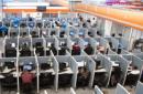 En esta imagen del 13 de agosto de 2015, se ven trabajadores sentados en sus escritorios en un centro de atención telefónica en la ciudad fronteriza de Tijuana, México. Si uno pasa todo el día sentado, tal vez quiera programar una caminata energética, solo para asegurarse de tener al menos una hora de pie. Los científicos analizaron datos de más de un millón de personas y encontraron que se requiere al menos entre 60 y 75 minutos de ejercicios de "intensidad moderada" para revertir el daño de pasar sentado al menos ocho horas al día. Encontraron que pasar sentado y no ejercitarse es tan dañino como la obesidad y el tabaquismo. (AP Foto/Alex Cossio, Archivo)