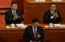 El presidente chino Xi Jinping (D) y el primer ministro chino Li Keqiang aplauden mientras Zhang Dejiang (C), Presidente del Comité permanente de la Asamblea Popular Nacional se prepara para hablar en la apertura de la ANP en Pekín (China).EFE