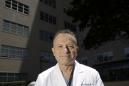 El doctor Peter Stock posa para fotografías en el Centro Médico de la Universidad de California, campus San Francisco, el viernes 27 de mayo de 2016, en San Francisco. Legisladores en California aprobaron el viernes una legislación de emergencia para permitir que un hombre portador del virus de inmunodeficiencia humana (VIH) reciba parte del hígado de su esposo _también portador del VIH_ antes que la cirugía sea demasiado peligrosa, posiblemente dentro de unas semanas. (AP Foto/Jeff Chiu)