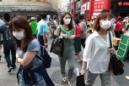 Mujeres lucen máscaras como precaución contra un brote de MERS mientras caminan por un distrito comercial en Seúl, Corea del Sur, el viernes, 12 de junio del 2015. (Foto AP/Ahn Young-joon)