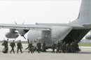 Marines estadounidenses abordan un avión Super Hercules KC-130J en una base aérea. EFE/Archivo