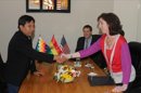 El canciller boliviano, David Choquehuanca, y la secretaria adjunta para Asuntos del Hemisferio Occidental de Estados Unidos, Roberta Jacobson, se saludan ayer sábado 2 de junio, antes de iniciar una reunión en el marco de la 42 Asamblea General que hoy comienza en la ciudad boliviana de Cochabamba (Bolivia). EFE