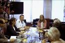 La ministra de Sanidad, Ana Mato, centro, durante la reunión que ha celebrado esta tarde en la sede del Ministerio con responsables de los ministerios de Asuntos Exteriores y Cooperación y de Defensa, y de la Comunidad de Madrid. EFE
