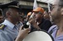 La policía trata de contener a varias personas durante una manifestación en contra de los recortes en sanidad frente al Parlamento de Atenas, Grecia hoy 20 de mayo de 2015. EFE