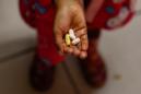 Una persona muestra medicamentos. EFE/Archivo