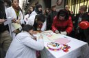 Integrantes de la Plataforma de Trabajadores y Usuarios por la Sanidad Pública. EFEIntegrantes de la Plataforma de Trabajadores y Usuarios por la Sanidad Pública durante una concentración ante la Consejería de Sanidad para "pedir a los Reyes Magos" una sanidad pública. EFE