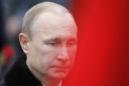 El presidente ruso, Vladimir Putin, asiste a una ceremonia hoy en la tumba del soldado desconocido cerca del Kremlin durante las celebraciones del Día de los defensores de la Patria, en Moscú (Rusia). EFE