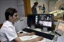 Fotografía de archivo de una prueba a un posible enfermo de cáncer. EFE/Archivo