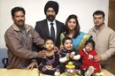 Fotografía facilitada por el Hospital Medanta de Nueva Delhi de los dos adultos donantes y los tres niños receptores protagonistas de la mayor cadena de trasplantes de hígado del mundo, que posan con dos miembros de la dirección de este centro, donde se llevaron a cabo las intervenciones. EFE