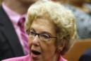 En esta foto del 1 de mayo del 2008, la jueza Gladys Kessler habla ante un tribunal federal en Washington. La magistrada ordenó en 2006 que las firmas fabricantes de cigarrillos admitieran que habían mentido durante décadas sobre los peligros del cigarrillo, y las tabacaleras siguen apelando después de casi una década. (AP Foto/Charles Dharapak, Archivo)