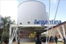 Exterior del pabellón de Argentina en la Exposición Universal de Milán. Desde la apertura de la exposición han pasado por el pabellón argentino 160.000 personas, lo que supone un éxito de público. EFE