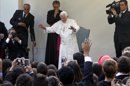 El papa Benedicto XVI (c) saluda a los feligreses esta semana durante una visita a una residencia de ancianos. EFE