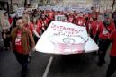 Participantes en la manifestacion convocada por La Plataforma de Afectados por la Hepatitis C, que ha concluido en la plaza Cánovas del Castillo, para pedir que los nuevos fármacos para combatir la patología lleguen a todos los enfermos, con partidas económicas concretas. EFE/Archivo