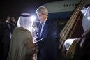 El secretario de Estado norteamericano John Kerry es recibido por el canciller saudí Adel al-Jubeir en Riad, Arabia Saudí, el sábado 24 de octubre de 2015. (Carlo Allegri/Pool foto vía AP)