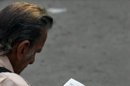 Un hombre en La Habana (Cuba), el diario oficial Granma, que publica en su portada una información ofrecida ayer por el gobierno de Venezuela sobre el estado de salud del presidente venezolano Hugo Chávez, quien se recupera en la isla de una cuarta operación contra el cáncer. EFE